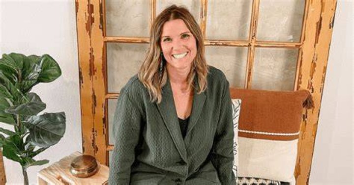 'Unsellable Houses' Season 4: What is Leslie Davis' net worth? HGTV star bagged fame from YouTube video