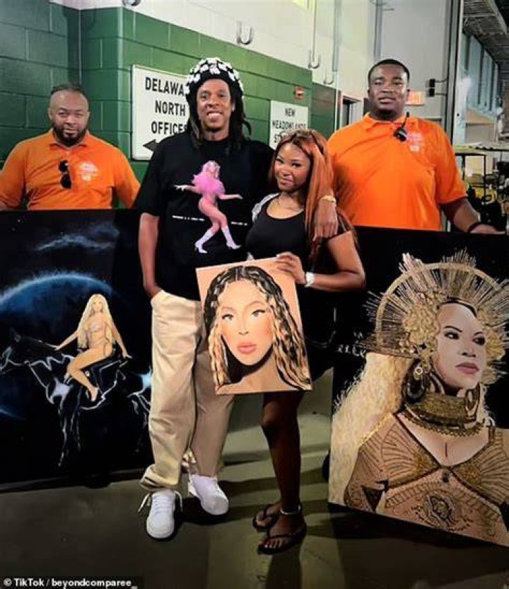 JAY-Z Cops Paintings Of Beyonc From Fan He Spotted On TV