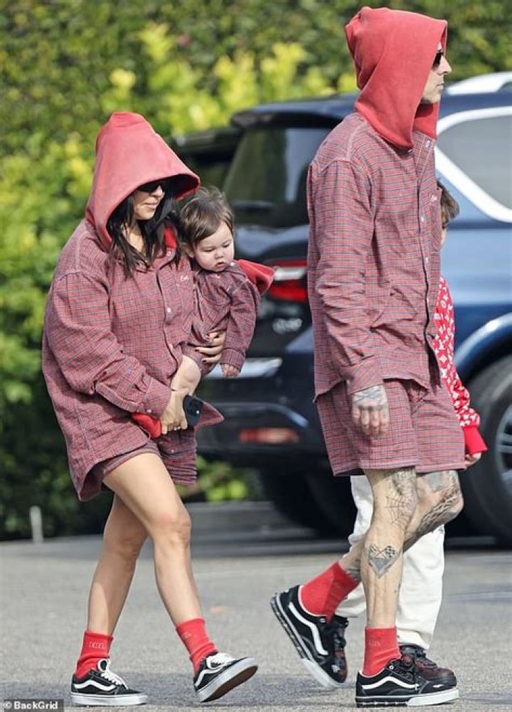 Kourtney Kardashian slams paparazzi after Travis Barker was fighting for his life Sun 3 July 20